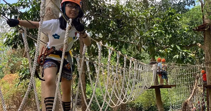 Si les visiteurs aiment les activités sportives, ils ne doivent pas ignorer le parc d’Ozo dans le site touristique de Phong Nha-Ke Bàng. Photo : Klook.