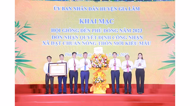 La cérémonie de réception de la décision reconnaissant la commune de Phu Dông comme répondant aux normes de la nouvelle ruralité. Photo : hanoimoi.com.vn