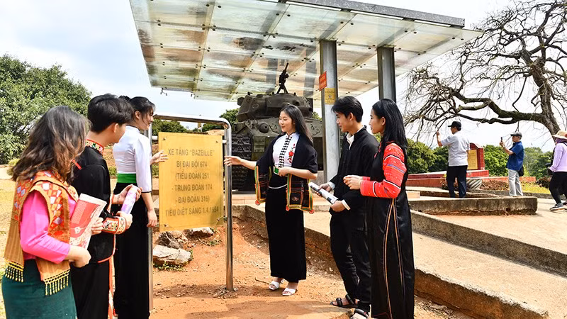 Des jeunes des groupes ethniques découvrent les reliques historiques sur la colline A1. Photo : NDEL.