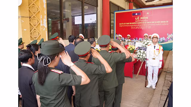 Cérémonie de rapatriement des restes de soldats volontaires et d’experts vietnamiens tombés au Laos. Photo : baoquangbinh.vn 