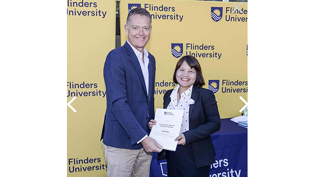 La docteure Ngô Tuyêt Mai reçoitle prix d'excellence en enseignement à l'université Flinders. Photo : Tuyêt Mai.