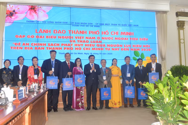 Le docteur Trân Hai Linh, membre du Comité central du Front national de la Patrie du Vietnam, président de l’Association des Entrepreneurs et Investisseurs Vietnam – République de Corée (VKBIA) lors d'une rencontre avec les dirigeants de Hô Chi Minh-Ville.