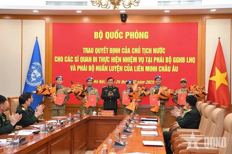 Le ministère de la Défense organise une cérémonie pour remettre les décisions du président de la République à cinq officiers déployés dans des missions de maintien de la paix de l'ONU. Photo : qdnd.vn