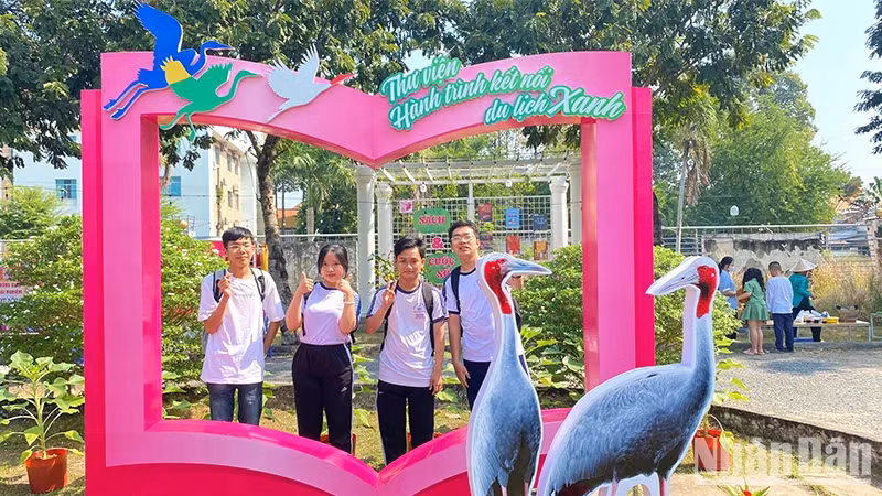 L'espace de check-in avec des livres, des lotus et des grues attire l'attention de nombreux lecteurs. Photo : nhandan.vn