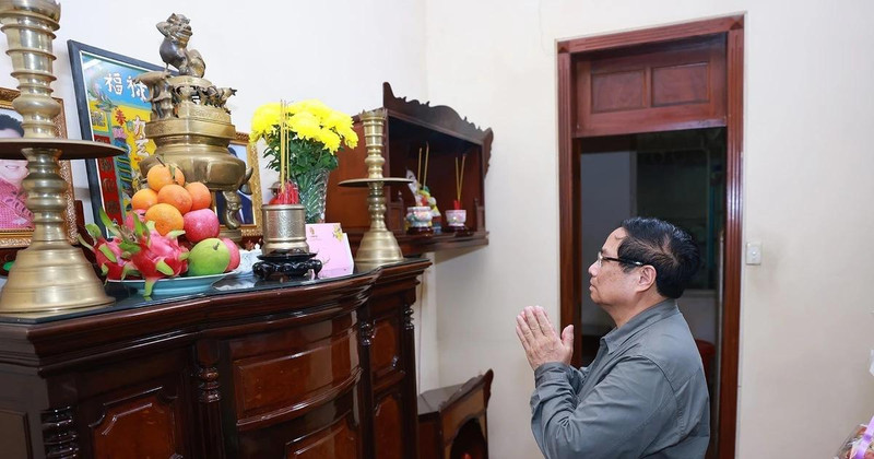 Le Premier ministre Pham Minh Chinh rend hommage à l’ancien Premier ministre Phan Van Khai. Photo : VNA.