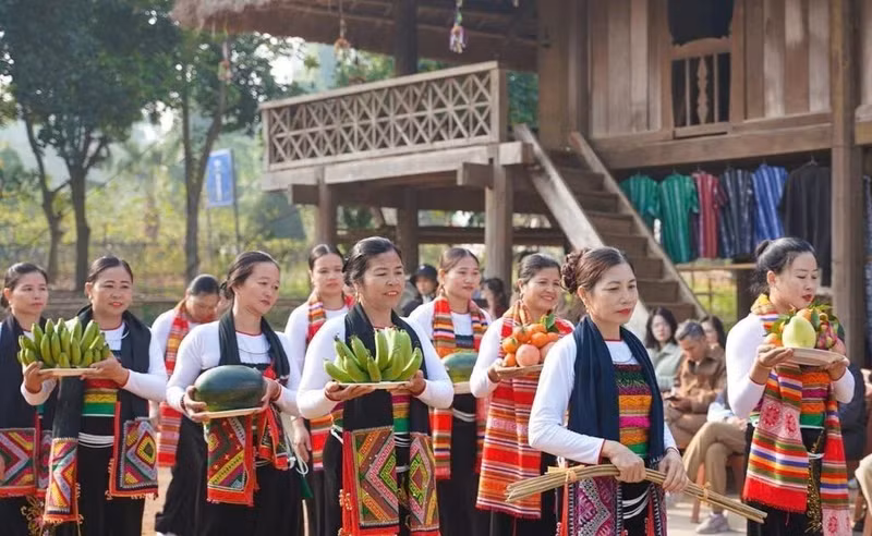 Les villageois apportent des fruits comme offrandes. Photo: CVN/VNA