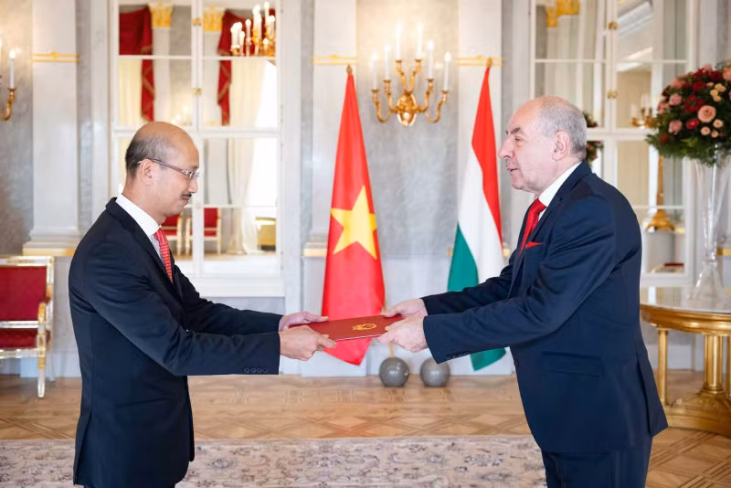 L'ambassadeur du Vietnam en Hongrie, Bùi Lê Thai (à gauche), présente la lettre de créance au Président de la Hongrie, Sulyok Tamás (à droite), le 14 janvier 2025. Photo: Ambassade du Vietnam en Hongrie