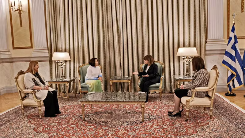 La présidente de la Grèce, Katerina Sakellaropoulou, reçoit l'ambassadrice vietnamienne Pham Thi Thu Huong. Photo : baoquocte.vn