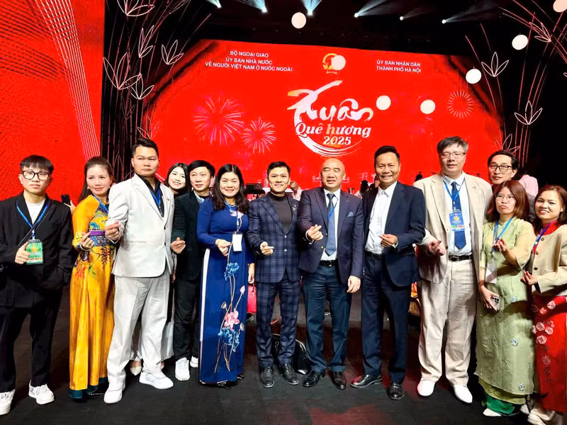 Le docteur Trân Hai Linh, membre du Comité central du Front national de la Patrie du Vietnam, président de l’Association des Entrepreneurs et Investisseurs Vietnam – République de Corée (VKBIA) lors d'un programme « Xuân Quê huong 2025 ».