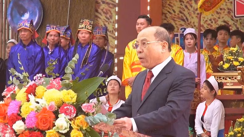 Le président du Comité populaire provincial, Bui Duc Hinh, prononce un discours lors de la fête. Photo : nhandan.vn