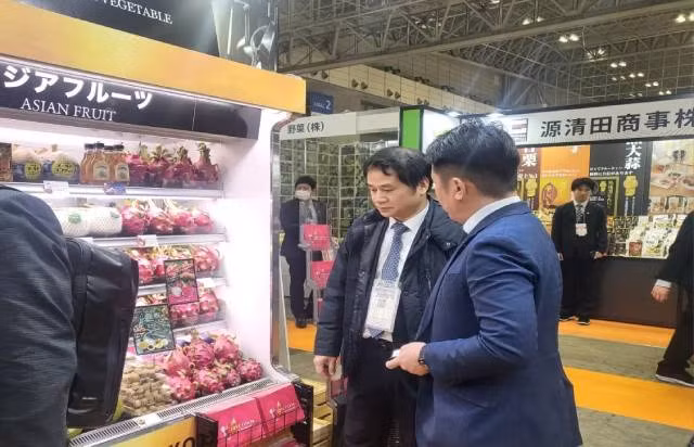 De nombreux visiteurs japonais ont exprimé un vif intérêt et un réel engouement pour certains produits vietnamiens, notamment le fruit du dragon et le riz. Photo : congthuong.vn