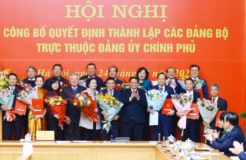 Le Premier ministre Pham Minh Chinh remet les décisions aux organisations du Parti relevant du Comité du Parti du Gouvernement. Photo : VNA.