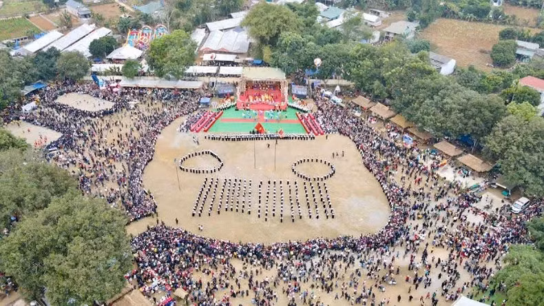 Plus de 600 artisans du gong participent au festival. Photo : nhandan.vn