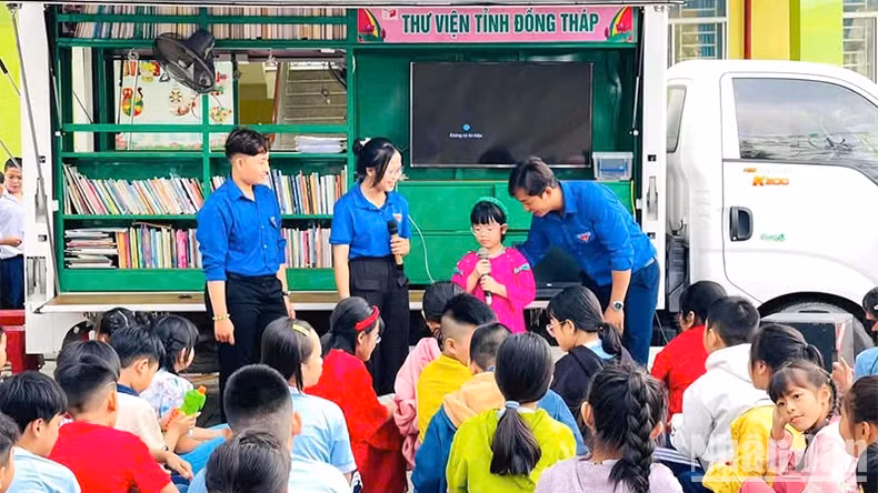 La bibliothèque itinérante sur le thème "Voyage pour connecter le tourisme vert" à l'école primaire My Trà, dans la ville de Cao Lanh, province de Dông Thap. Photo : nhandan.vn