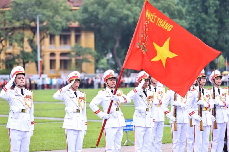 À 6 heures précises, la délégation du drapeau de l'armée Quyet Thang accomplit les rituels de la cérémonie sacrée de lever du drapeau. Photo : Minh Duc/VNA