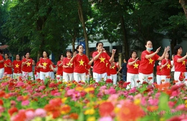 Selon le Rapport sur le développement humain 2025, avec un IDH de 0,766 en 2023, le Vietnam se classe 93e sur 193 pays et territoires. Photo : VNA.