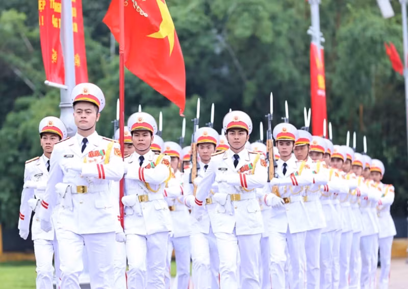 Rituels de la cérémonie sacrée de lever du drapeau sur la place Ba Dinh (Hanoï) le matin du 19 mai 2025. Photo : Minh Duc/VNA