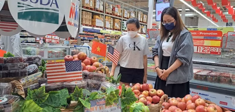 Des consommateurs choisissent des pommes américaines dans un supermarché à Hô Chi Minh-Ville. Photo : nld.com.vn