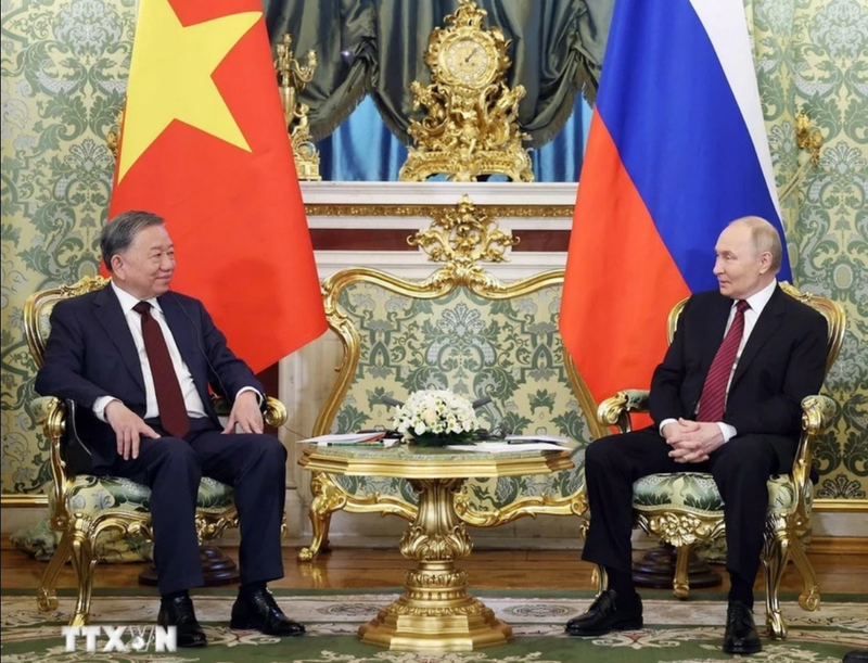 Le secrétaire général du Parti To Lam (gauche) s'entretient avec le président russe Poutine. Photo : VNA.