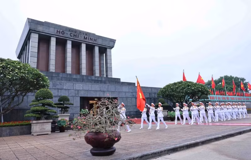 34 cadres et soldats du commandement du mausolée du Président Ho Chi Minh ont accompli les rites de la cérémonie sacrée de lever du drapeau devant le mausolée du président Hô Chi Minh. Photo : Minh Duc/VNA