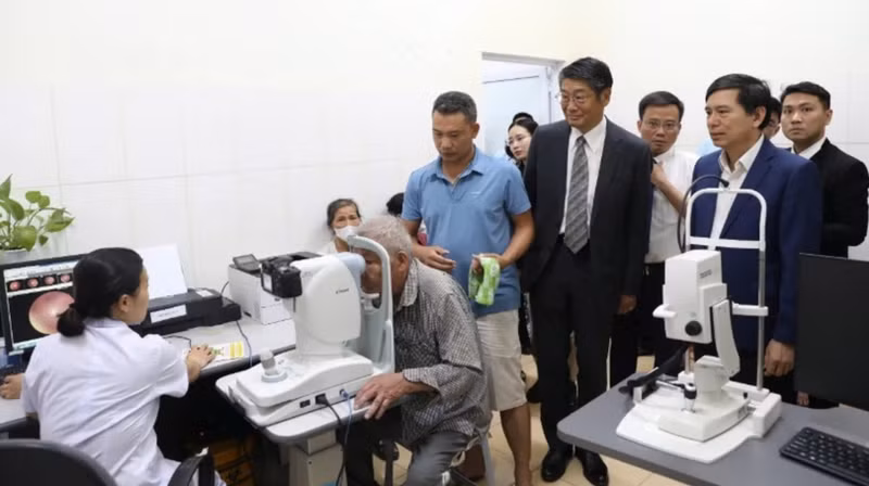 Les délégués rendent visite à la clinique. Photo : Ambassade du Japon au Vietnam