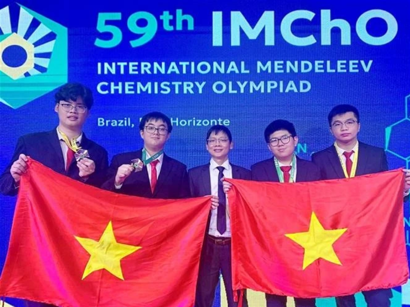 Les quatre lycéens vietnamiens participant aux 59e Olympiades internationales de chimie Mendeleïev, au Brésil. Photo : VNA.