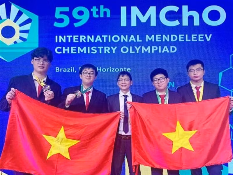 Les quatre lycéens vietnamiens participant aux 59e Olympiades internationales de chimie Mendeleïev, au Brésil. Photo : VNA.