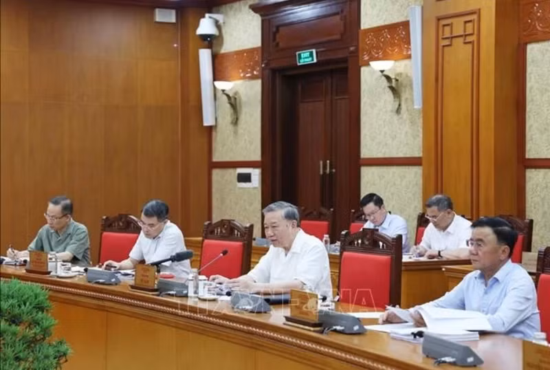 Le secrétaire général du Parti, To Lam (au milieu), lors de la réunion. Photo : VNA