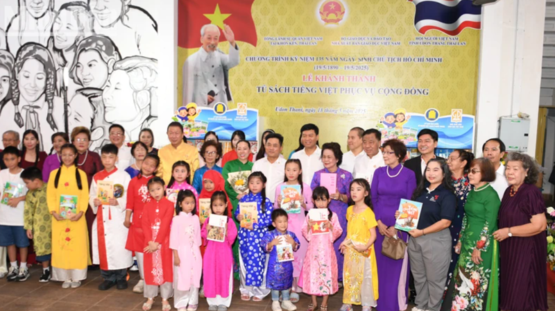 Lors de la cérémonie d'inauguration d'une bibliothèque de livres en vietnamien au service de la communauté. Photo: NDEL