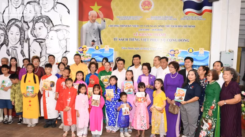 Lors de la cérémonie d'inauguration d'une bibliothèque de livres en vietnamien au service de la communauté. Photo: NDEL