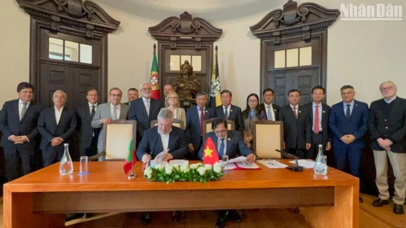 Lors de la cérémonie de signature du protocole d'accord de coopération entre la province de Dong Nai et la ville de Vila Nova de Gaia. Photo : NDEL 