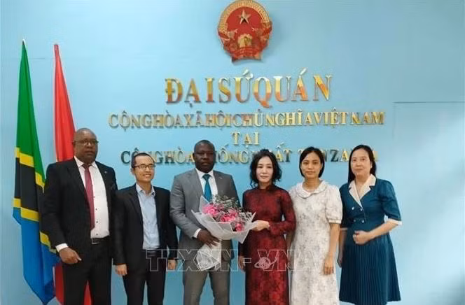Juvénal Sakubu, un entrepreneur réputé au Burundi, a été nommé consul honoraire du Vietnam à Bujumbura, la capitale économique, la plus grande ville et le principal port du pays d'Afrique centrale. Photo : VNA.