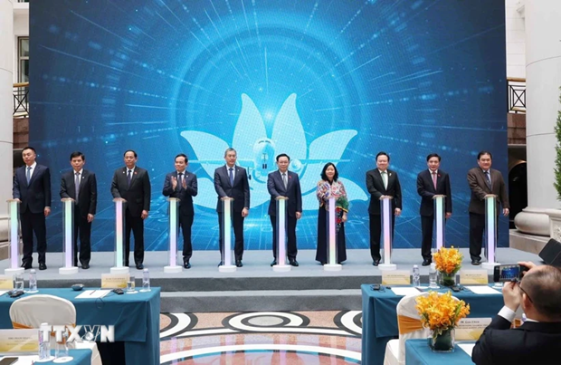 Le Président de l'Assemblée nationale Vuong Dinh Huê à la célébration de l’accueil du 100 000e vol de Vietnam Airlines vers la Chine. Photo : VNA.