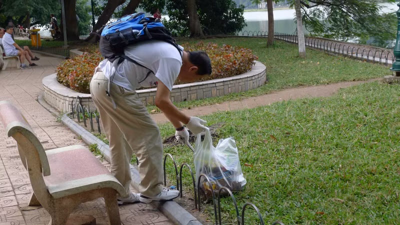 Ninomiya a passé 12 ans à ramasser des déchets au lac Hoan Kiem. Photo: thoidai