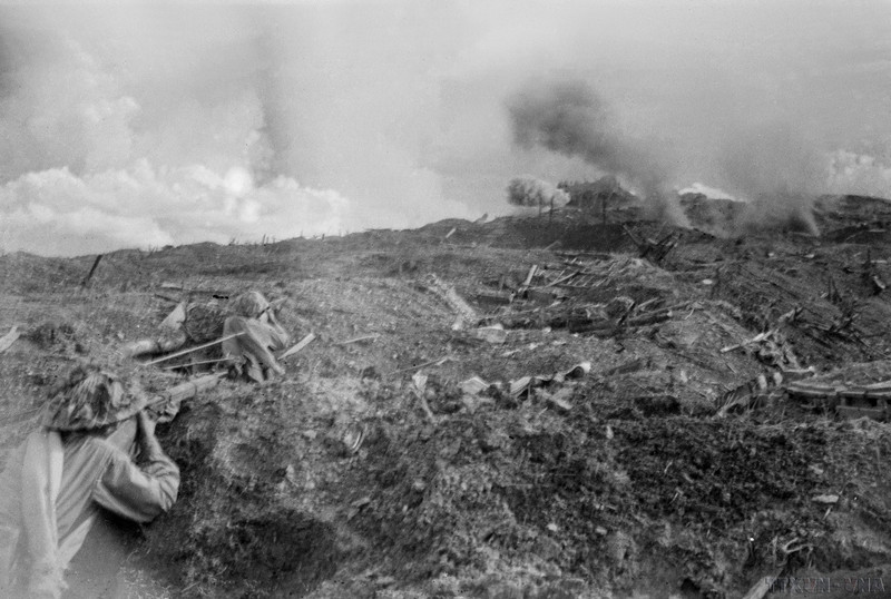 De violents combats ont lieu sur la colline C. Photo : VNA.