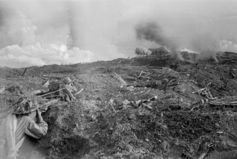 De violents combats ont lieu sur la colline C. Photo : VNA.