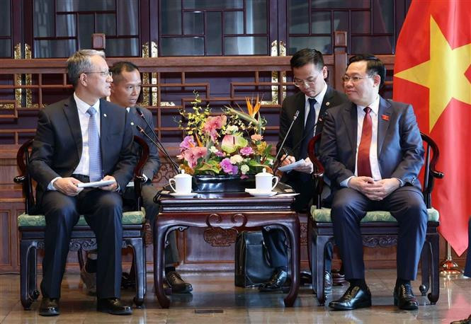 Le Président de l’Assemblée nationale du Vietnam (ANV) Vuong Dinh Huê (à droite) et le directeur général de PowerChina, Wang Bin. Photo : VNA.