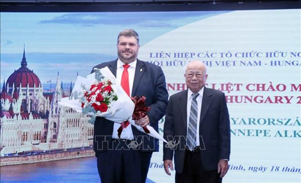 Lê Minh Triêt, président de l'Association d'Amitié Vietnam - Hongrie à Hô Chi Minh-Ville (à droite) et Lehocz Gabor, consul général de Hongrie à Hô Chi Minh Ville. Photo : VNA.