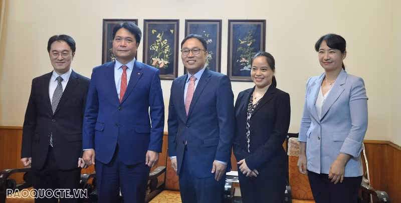 Le directeur du Département du protocole d’État, l’ambassadeur Nguyen Viet Dung (2e à gauche) et l’ambassadeur sud-coréen au Vietnam, Choi Young Sam (au milieu). Photo : baoquocte