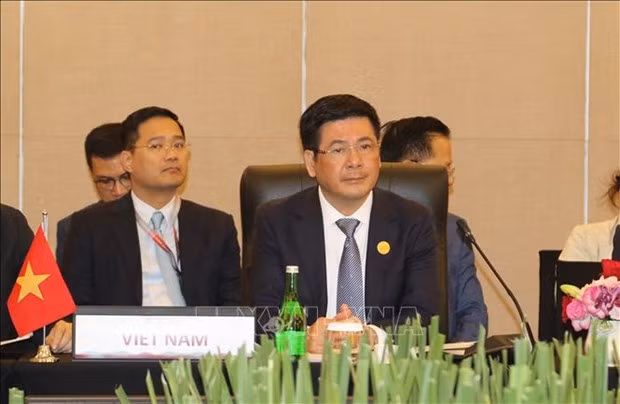 Le ministre de l’Industrie et du Commerce Nguyên Hông Diên à la 15e réunion des ministres de l'Économie du Cambodge, du Laos, du Myanmar et du Vietnam (CLMV) à Semarang, en Indonésie. Photo. VNA