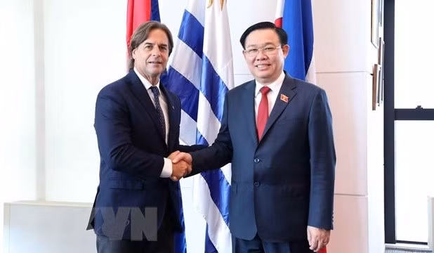 La Présidente de l'Assemblée nationale du vietnam, Vuong Dinh Huê (à droite) rencontre le Président Luis Lacalle Pou lors de sa visite officielle en République orientale de l'Uruguay, en avril 2023. Photo : VNA.