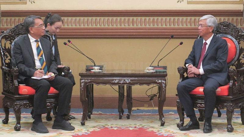 Le vice-président du Comité populaire de Hô Chi Minh-Ville, Vo Van Hoan (à droite), et Danai Sunantharod, sous-gouverneur de la province thaïllandaise de Phuket. Photo: thoidai