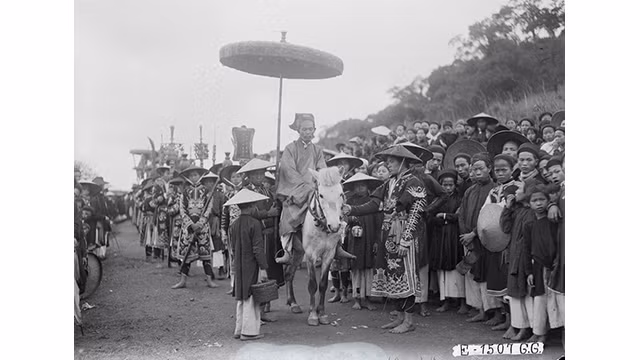 Un mandarin mène le cortège de la procession du palanquin. Photo : kienthuc.net.vn