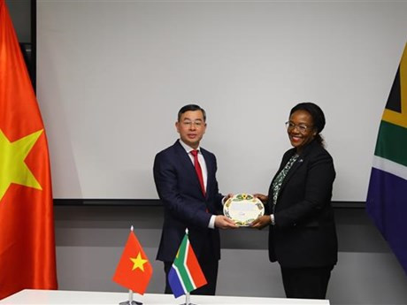 Mme Tsakani Maluleke, l'Auditeur général d'Afrique du Sud, offre un cadeau de souvenir à l'auditeur général d'Etat du Vietnam, Ngô Van Tuân. Photo : VNA.