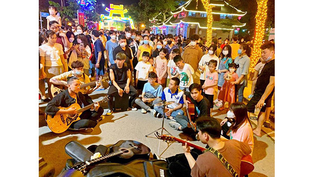 De nombreuses activités culturelles et artistiques dans l'espace de la rue piétonne de l'ancienne citadelle de Son Tây attirent les visiteurs. Photo : kinhtedothi.vn