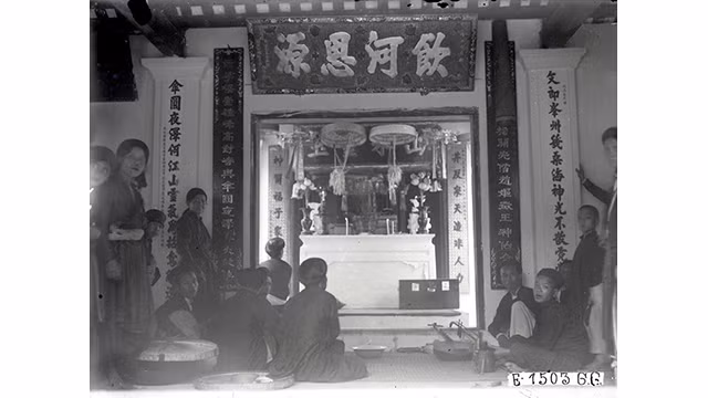 Les personnes âgées font une cérémonie de sacrifice au Temple. Photo : petrotimes.vn