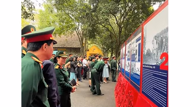 L'exposition « L’Oncle Hô et Da Chông - K9 » attire de nombreux visiteurs. Photo : http://sovhtt.hanoi.gov.vn/
