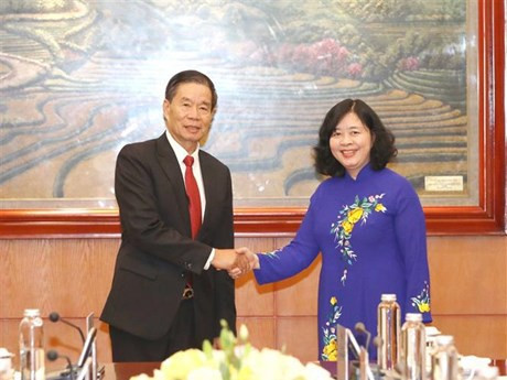 La rencontre entre la présidente de la Commission de Mobilisation des masses du Comité central du PCV, Bùi Thi Minh Hoài, et le président du Comité central du Front lao d’édification nationale (FLEN) Sinlavong Khoutphaythoune, à Hanoi, le 26 avril. Photo : VNA.