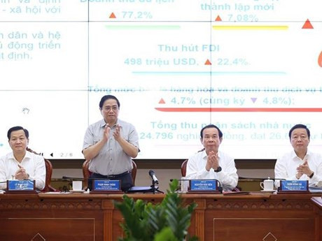 Le Premier ministre Pham Minh Chinh (debout) lors de la séance de travail. Photo : VNA.