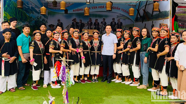 Les touristes au village de l'ehtnie Dao dans le district de Yên Binh (province de Yên Bai). Photo : NDEL.